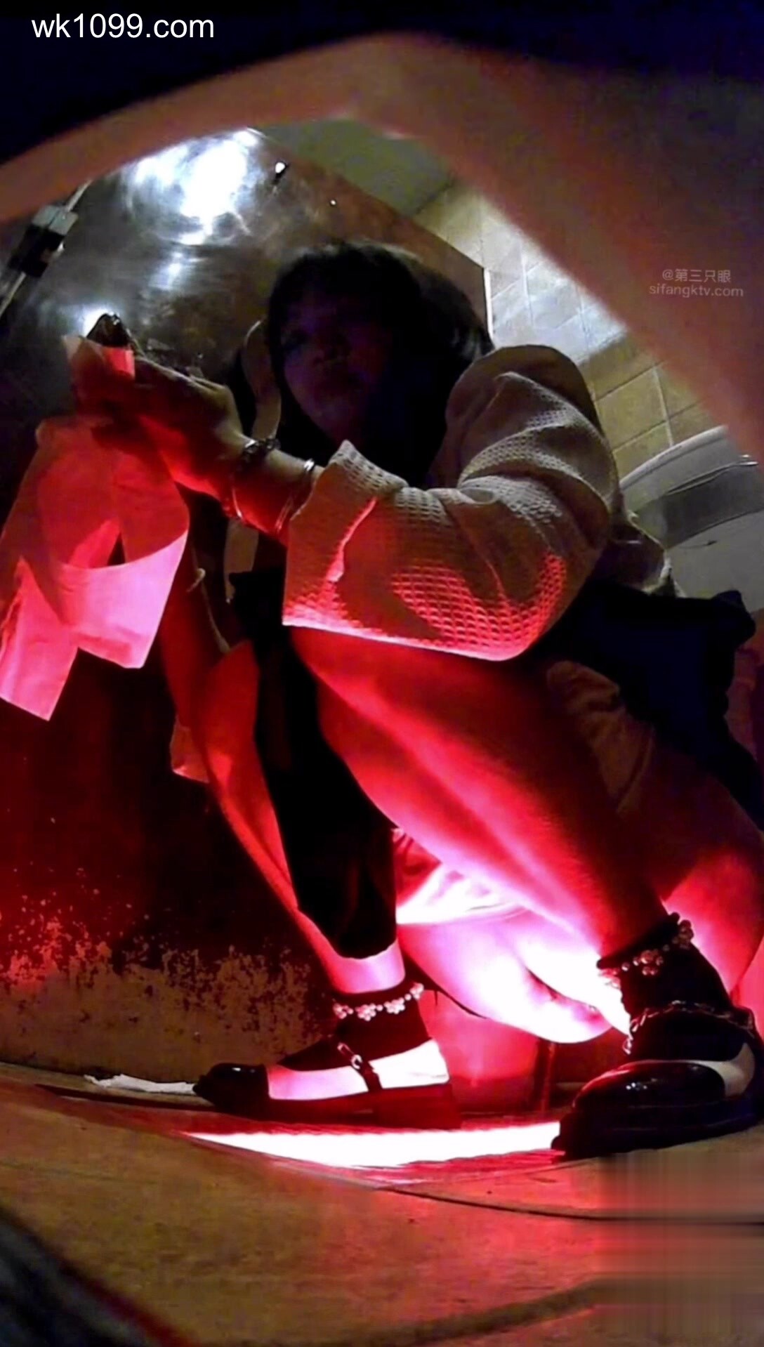 酒吧女廁手電補光連拍四位美女的多毛小黑鮑