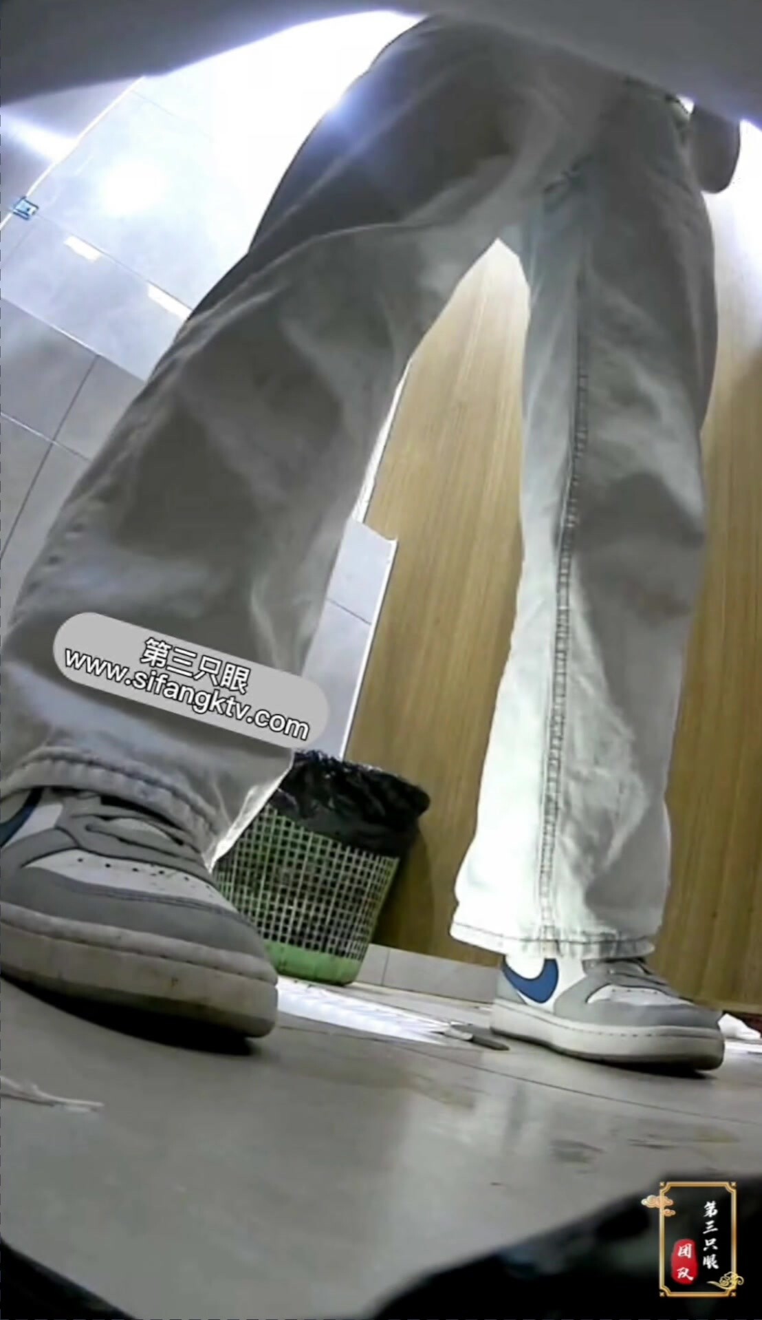 商場女廁全景偷拍多位美女少婦的極品嫩鮑2