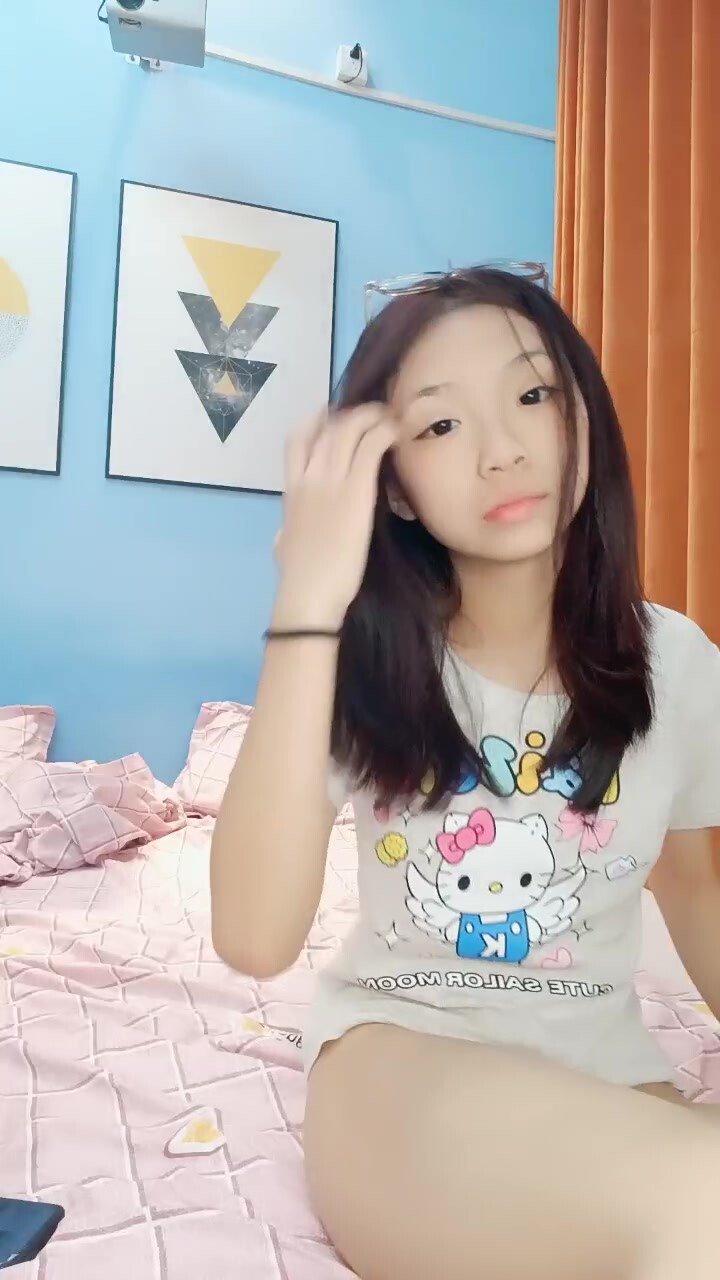 新來的姐妹花，年輕貌美一起酒店發騷，聽狼友指揮脫光光展示，掰開陰唇給狼友看粉嫩逼逼，精彩又刺激別錯過