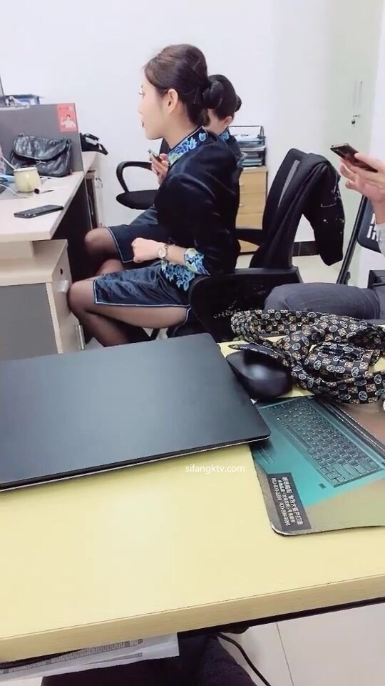 《超級重磅逆天行為》佛山院子售樓部經理光天化日潛規則售樓員小姐姐，無所事事沒有業務拉到衛生間打一炮解解壓