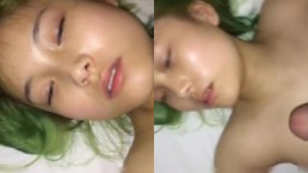 最新國內真實MJ 特別清純長腿美少女被下藥後迷姦 怎麼把玩都不醒鼾聲還挺大 給穿上絲襪足交後插入