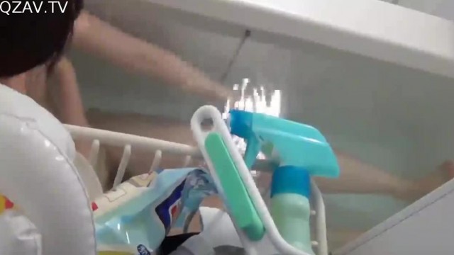 趴氣窗偷拍青春期白嫩妹紙洗澡自摸用淋浴頭自慰