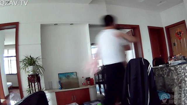 水滴監控眼鏡少婦看到老公回家連忙解開睡衣讓老公摸奶子