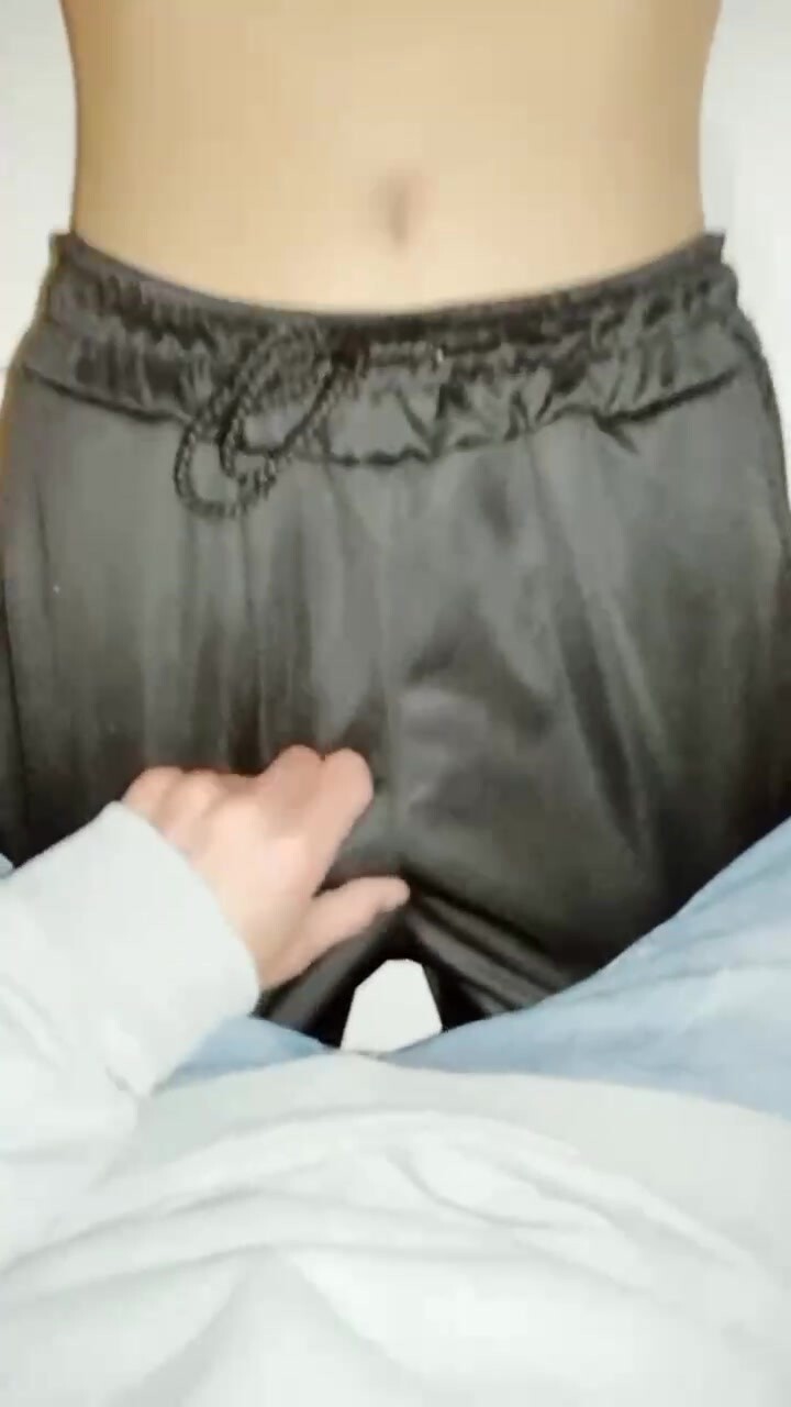 【推薦1_3】18歲學生被哥哥誘姦破處,前後一起開苞,給弟弟一次難忘的破處之旅