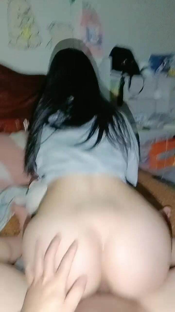 良家小少婦的激情，深夜啪啪給狼友看，衣服都沒脫就草上了，淫水溼透騷逼都能拉絲了，大雞巴無套抽插幹射了