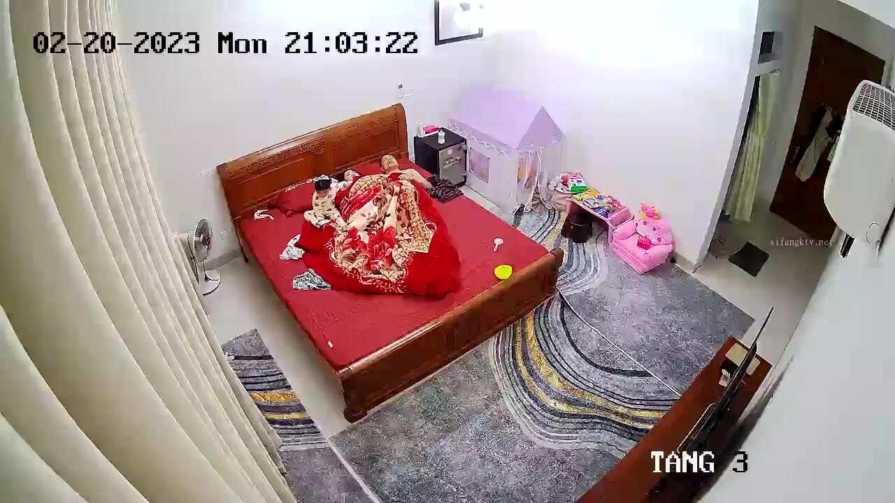 駭客破解家庭網路攝像頭偷拍 極品哺乳期少婦 性慾強奶子巨大搖搖晃晃和老公做愛