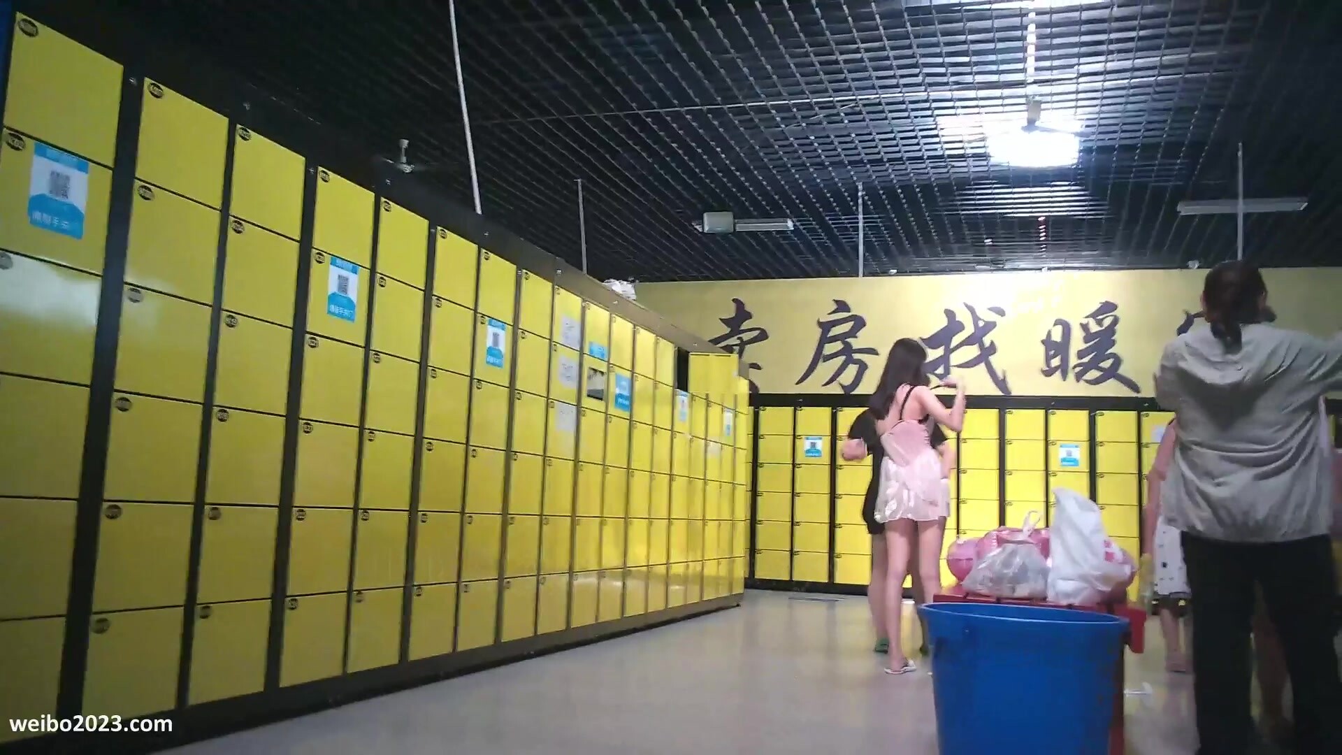 十月最新流出水上樂園更衣室偷拍胸前紋身御姐VS戴隱形文胸的青春學妹