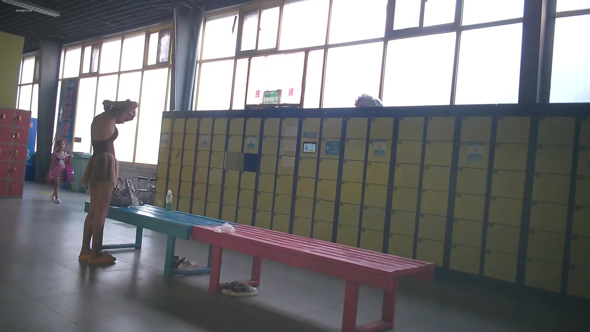 十一月最新流出大神潛入水上樂園淋浴室偷拍模特身材高顏值美女淋浴擦逼