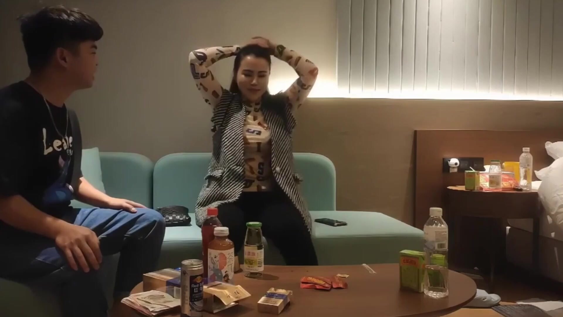 巨乳肥臀阿姨 這樣操的好舒服到底了摸我奶子 啊啊親愛的快點不要停再頂幾下 穿上情趣黑絲騷話不停 操完毒龍全身按摩