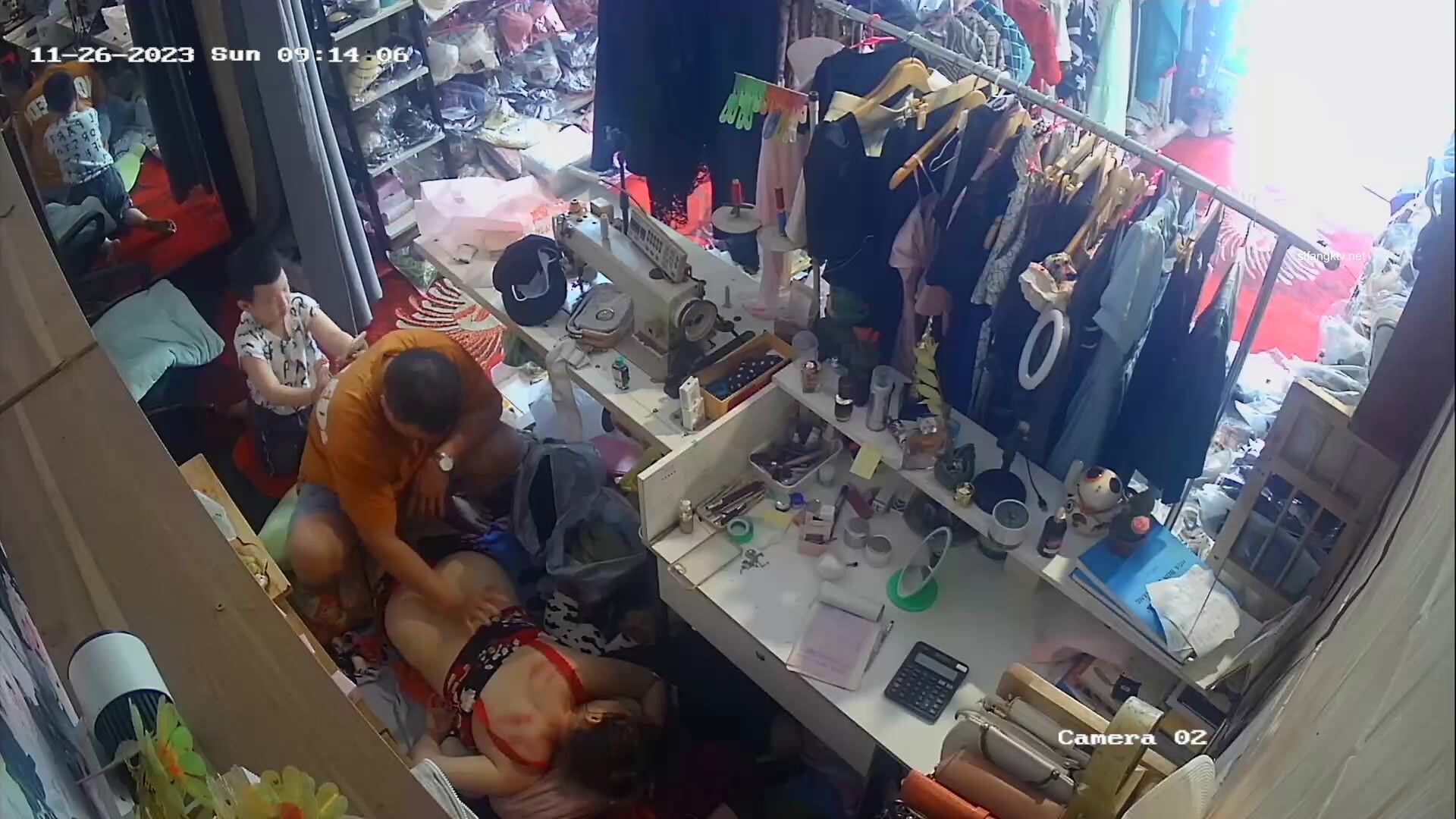 流出駭客破解網路攝像頭監控偷拍服裝店老闆給媳婦搽藥獸性大發趴在媳婦身上發洩一下獸慾