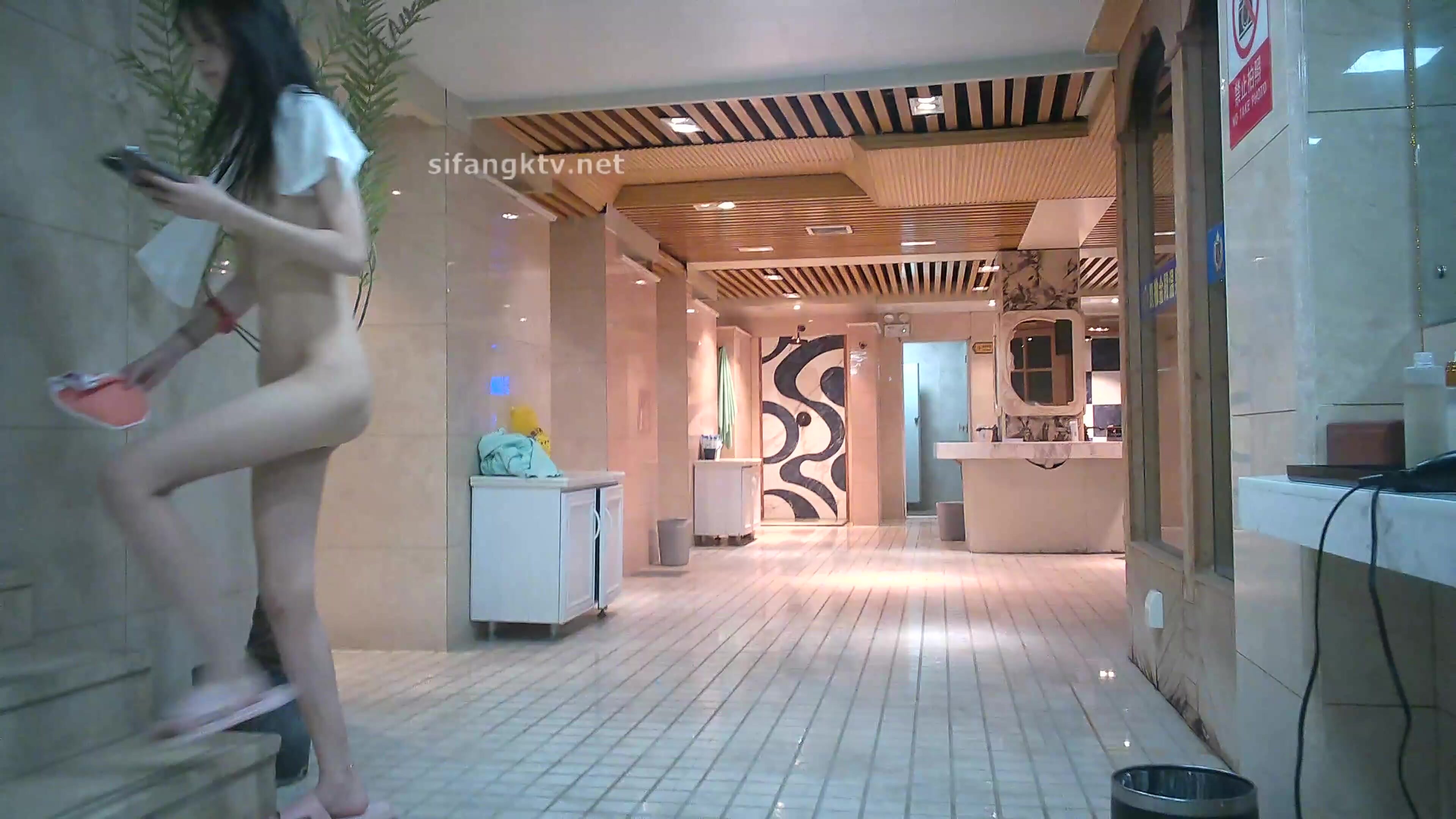 洗浴中心內部員工偷拍高挑大長腿模特妹子懟著她陰毛拍,腿上功夫了得,夾著浴巾走路