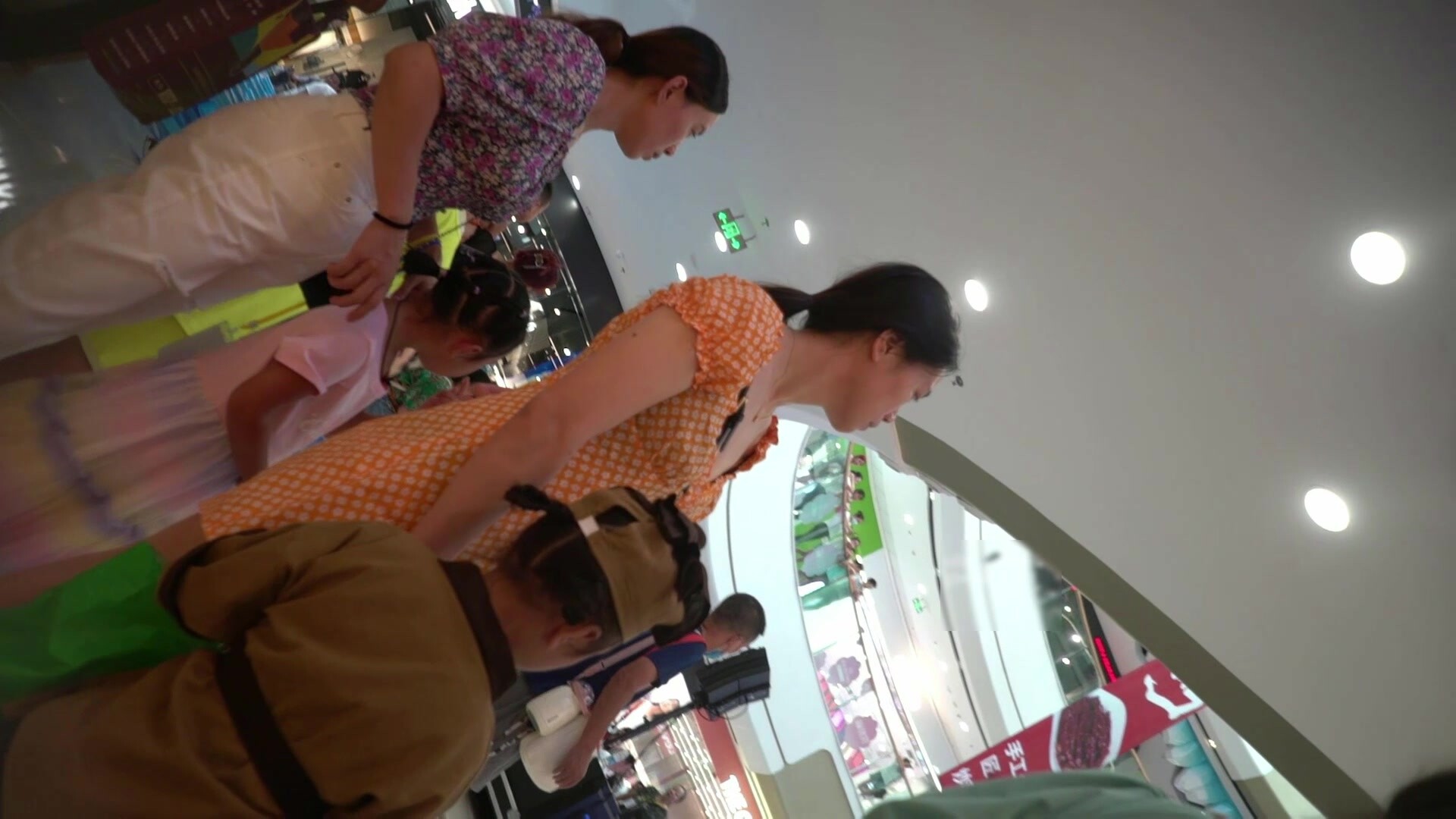 大神偷拍美女裙底包臀裙美女逛超市！半蹲騷內褲貼著鏡頭性感橙裙少婦帶孩子參加活動透明黑內肉臀