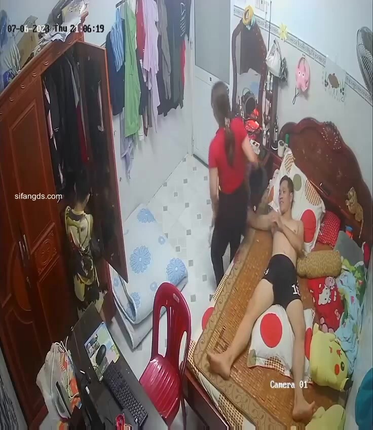 駭客破解家庭網路攝像頭偷拍夫妻日常生活性慾旺盛的壯男 頻繁摁住媳婦就是一頓操