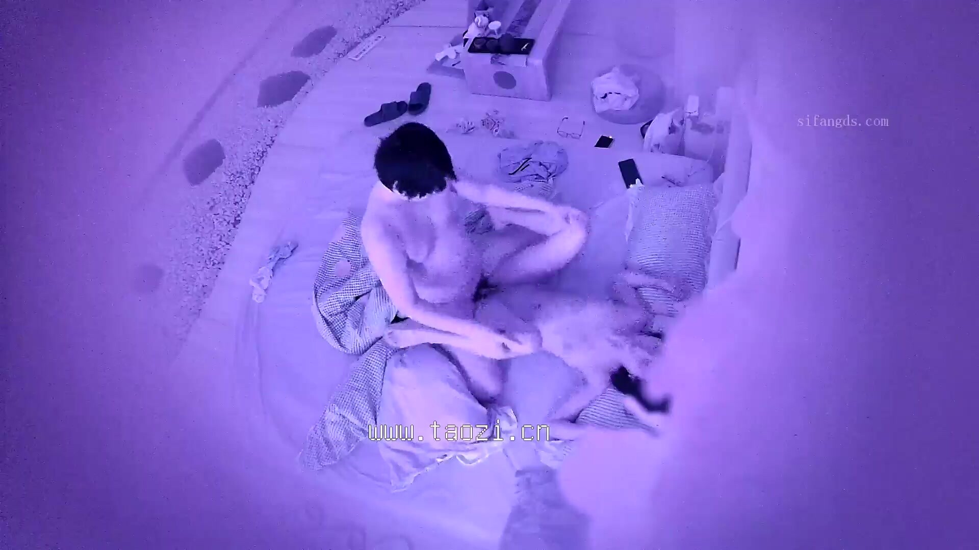 流出酒店偷拍大學生情侶開房極品校花愛上我男主長得略屌絲乾的校花直喊「輕點~輕點