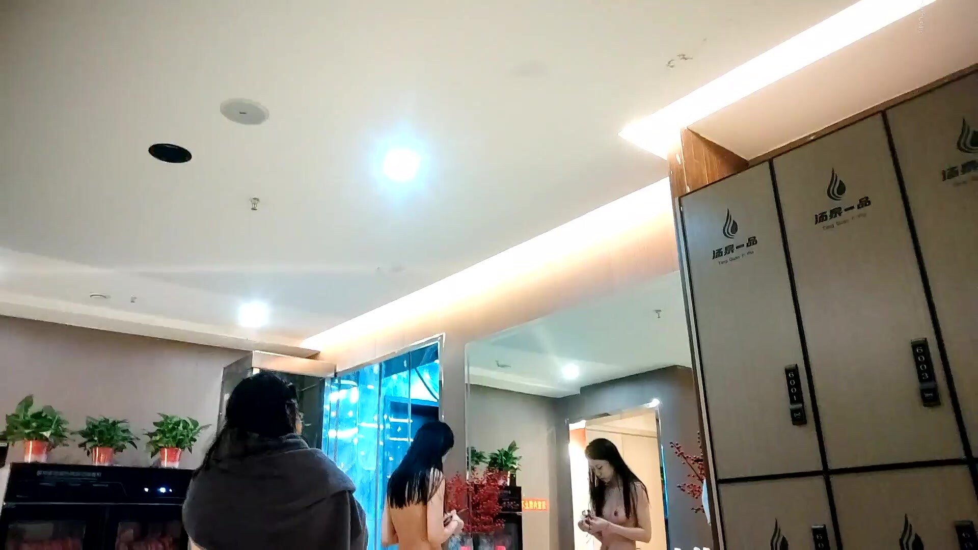 六月最新流出大神潛入國內洗浴會所~沐浴更衣四處移動偷拍~環肥燕瘦美女如織~ -