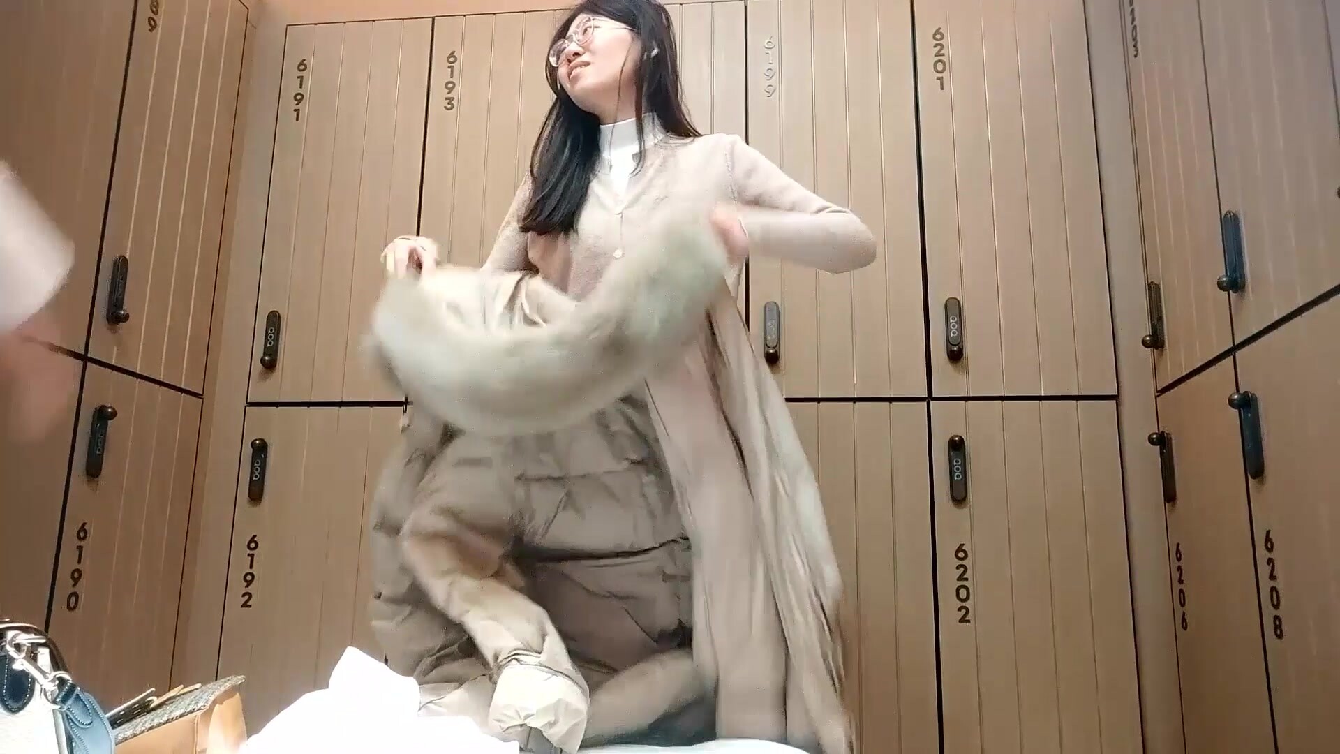 七月最新流出大神潛入國內某洗浴會所四處遊走 泳池戲水更衣偷拍~G奶靚妹