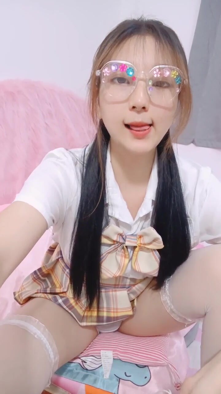 【小甜舔】新人下海~戴著眼鏡的學生妹！超美胸！超想舔她，眼鏡妹就是看著過癮 (1)