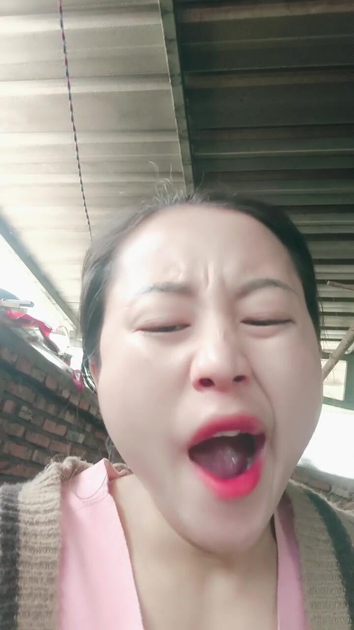 【小妹愛爸爸】貧困戶家庭，農村淫蕩小夫妻，超騷~大胸肥臀~深喉~噴水~啪啪，玩得不比城裡人差 (6)