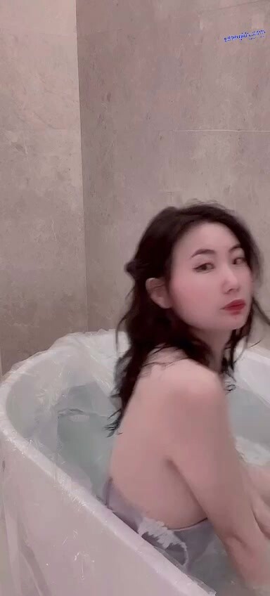 不做女神要做母狗，白皙知性女神姐姐【瀞梓】被土豪包養，日常各種露臉啪啪道具紫薇噴水，陰唇粉大很性感 (4)