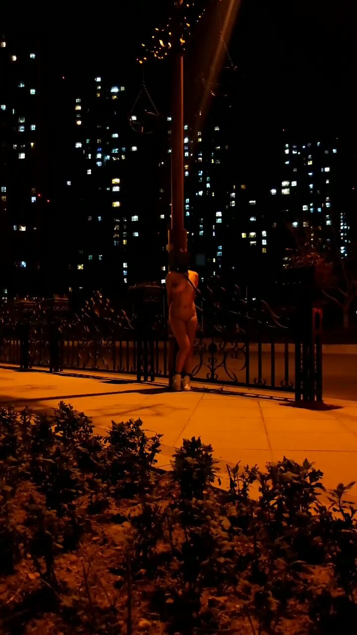推特淫賤浪女【燈火不見闌珊】超強人前露出3飛女女，3男1女成人麻將大方露奶乳釘搶眼