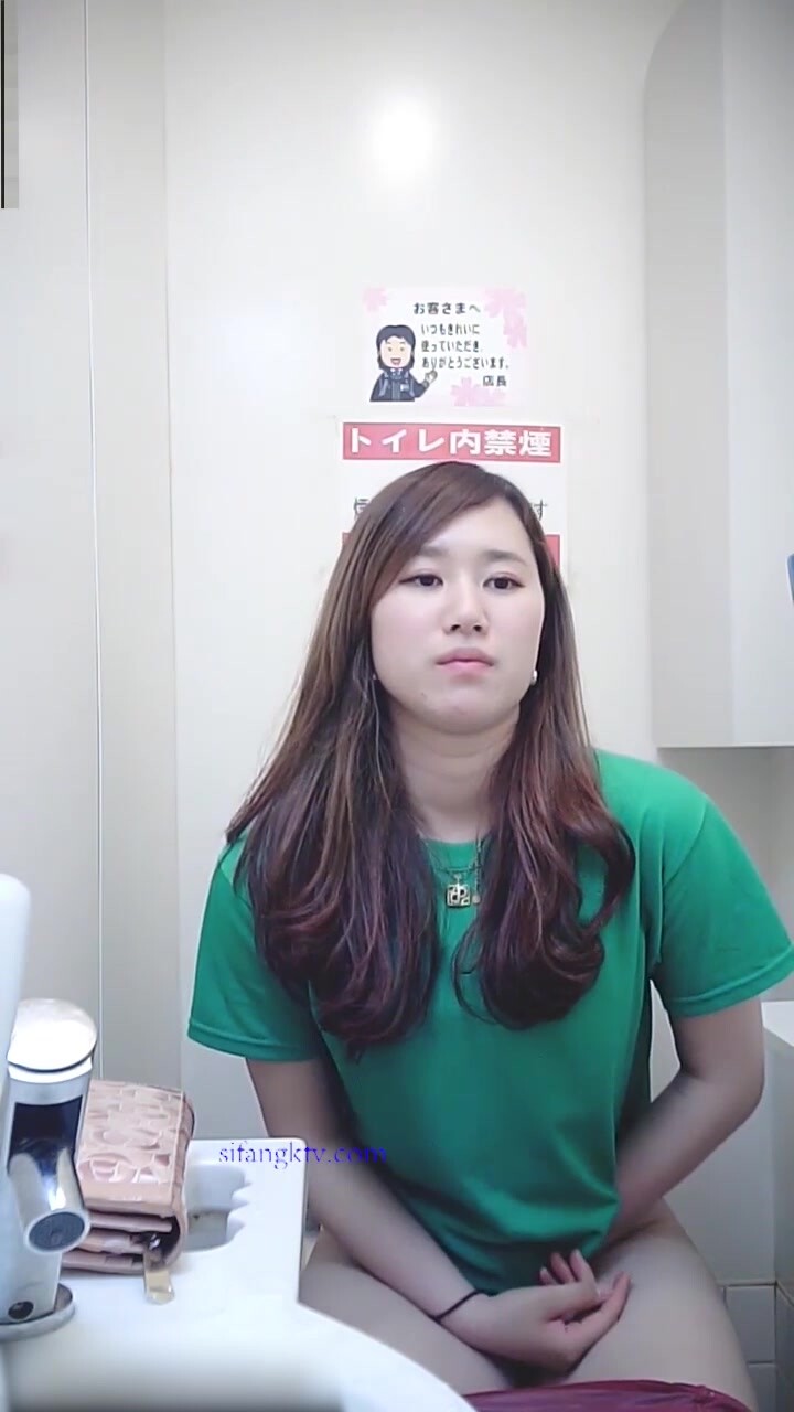辦公樓女廁全景偷拍多位妝容精緻的美女職員各種姿勢噓噓