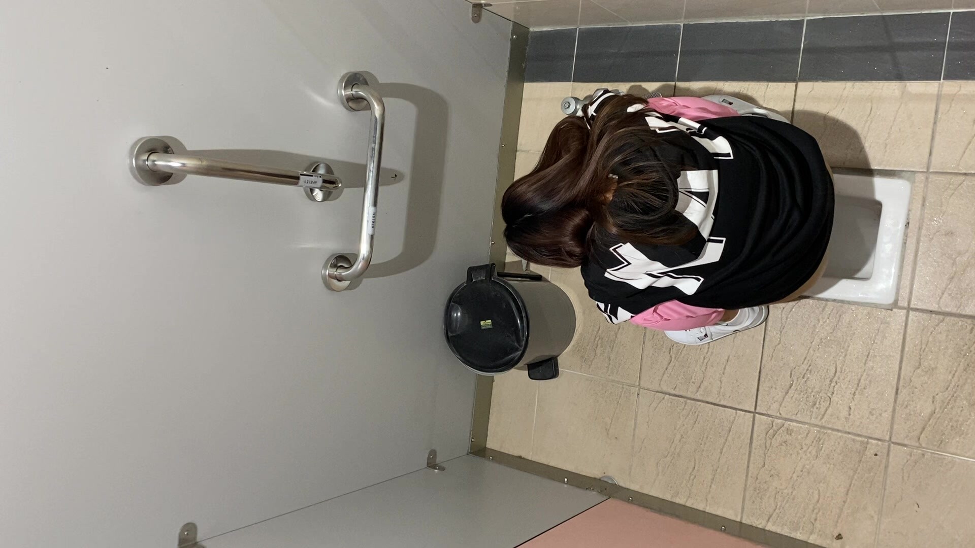 TWTP 大學女廁全景偷拍幾個漂亮小姐姐的極品美鮑魚 (3)