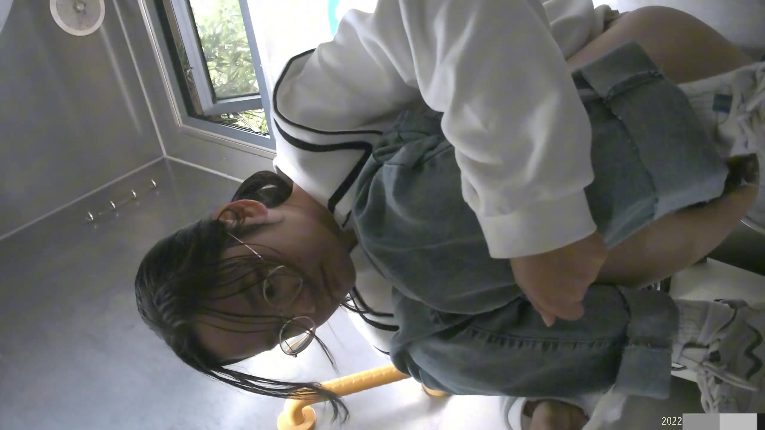 8月新流出師範學院附近女廁偷拍學妹尿尿反差婊樣子斯文的眼鏡學妹黑絲配長靴