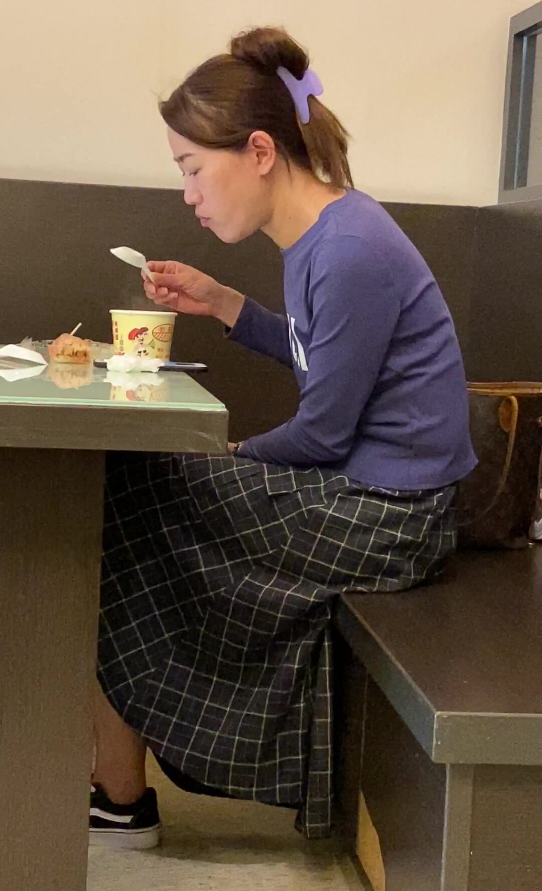 小吃店女廁全景偷拍多位美女噓噓還有幾個不錯的少婦鮑魚保養的非常好還是粉嫩粉嫩的2