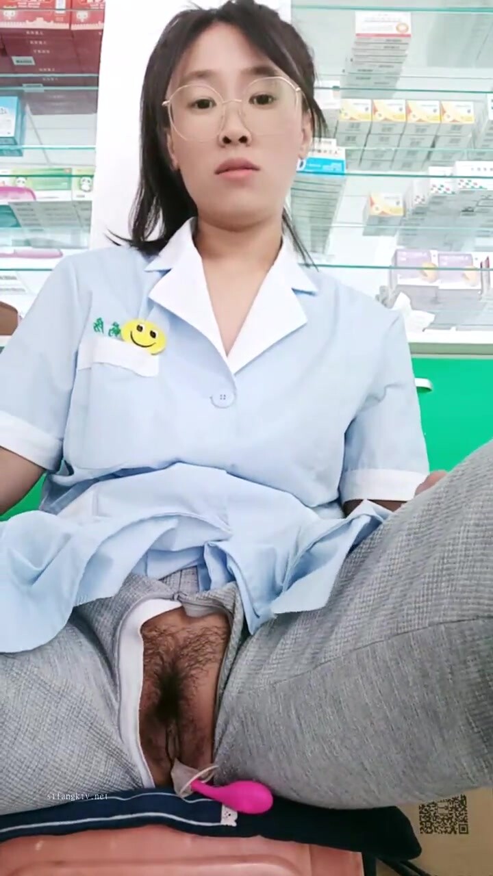【男科聖手李大夫】藥店女店員，上班期間用大黑牛自慰，時不時有客人來，玩得就是刺激，真實 (1)