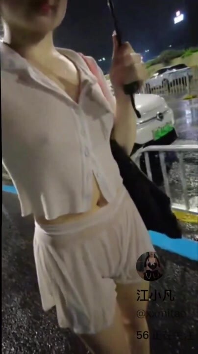 露出挑戰之~在雨中行走1小時，溼身+透視裝,若隱若現不過癮最後乾脆就全裸吧！