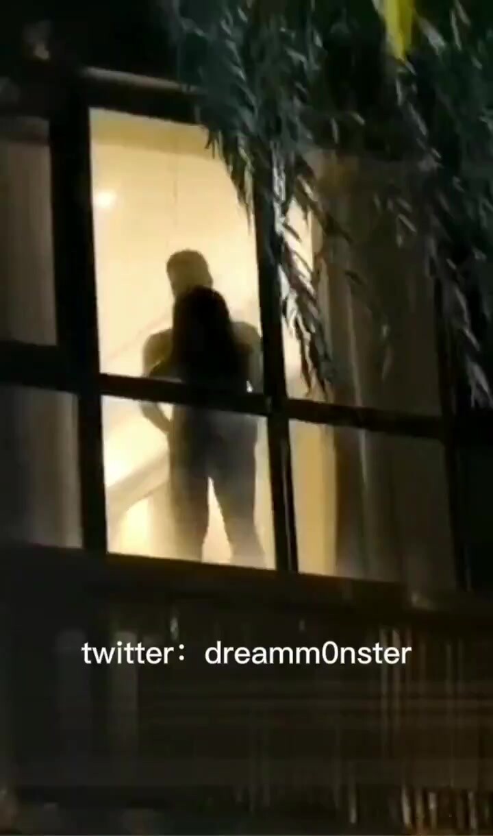 媳婦在家約炮把我趕了出來單男居然還向我招手最新迴歸力作這是一半影片還有下部下部發生了一些小插曲情節更精彩轉發過500放下部吧