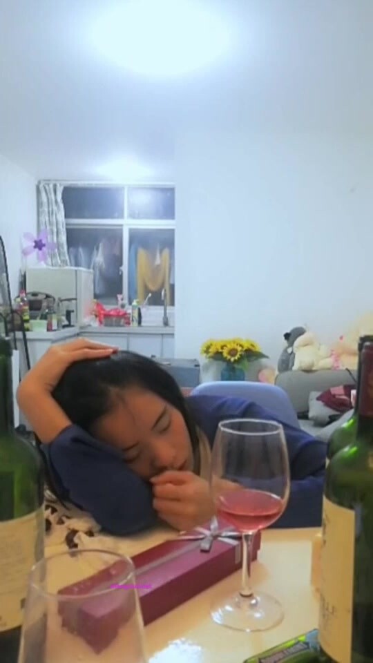 【迷姦睡奸系列】酒精灌醉小美人暈暈之間被人強上，還有些許知覺與反應，這種艹起來才是最爽！