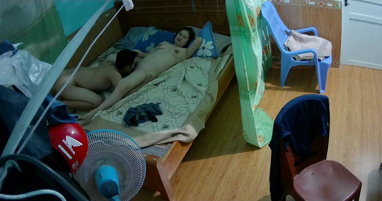 《居家攝像頭破解》小夥和美女老婆在家裡吃鮑魚各種姿勢啪啪啪