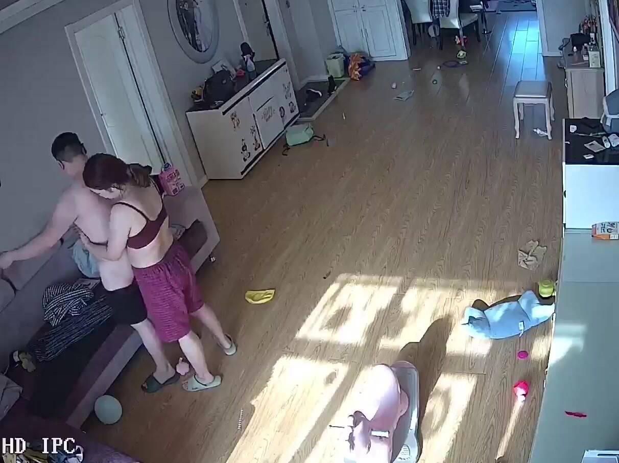 《居家攝像頭破解》連續幾天偷拍中年夫妻趁孩子睡著或者不在家趕緊啪啪啪