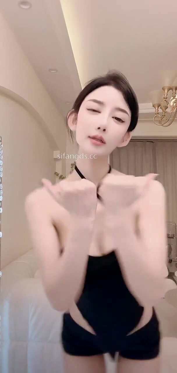 【快手 孫妮】性感長腿女神 熱褲抖臀 騷表情 騷舞誘惑 (1)