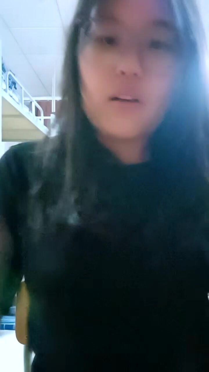 校園宿舍！【妍貝貝 】寢室內，趁室友們都不在，學妹偷偷漏出，真實，舍友一直聊天，還有些放不開 (1)