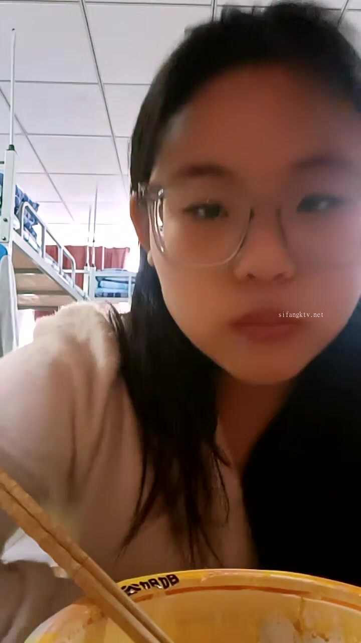 校園宿舍！【妍貝貝 】寢室內，趁室友們都不在，學妹偷偷漏出，真實，舍友一直聊天，還有些放不開 (2)
