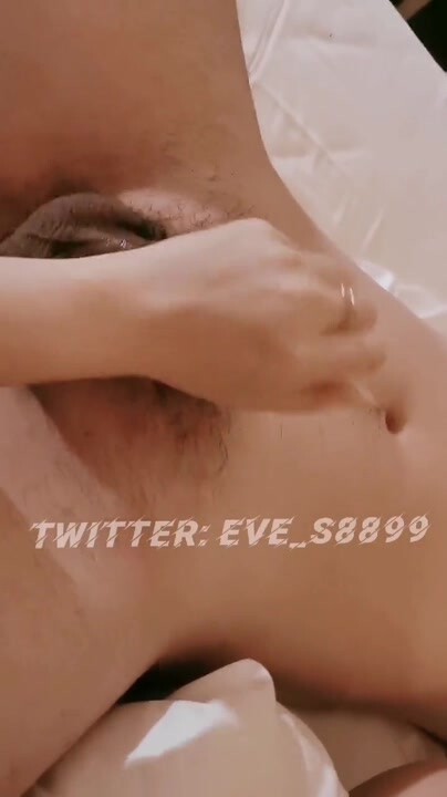 邊舔腳邊被擼真的很爽吧，看把你騷的啊 本來想慢慢玩的，結果那麼快就射了 ，這才2分鐘啊 連續射了兩次，看你被玩的不要不要的我真是太樂了，真是可愛的小垃圾