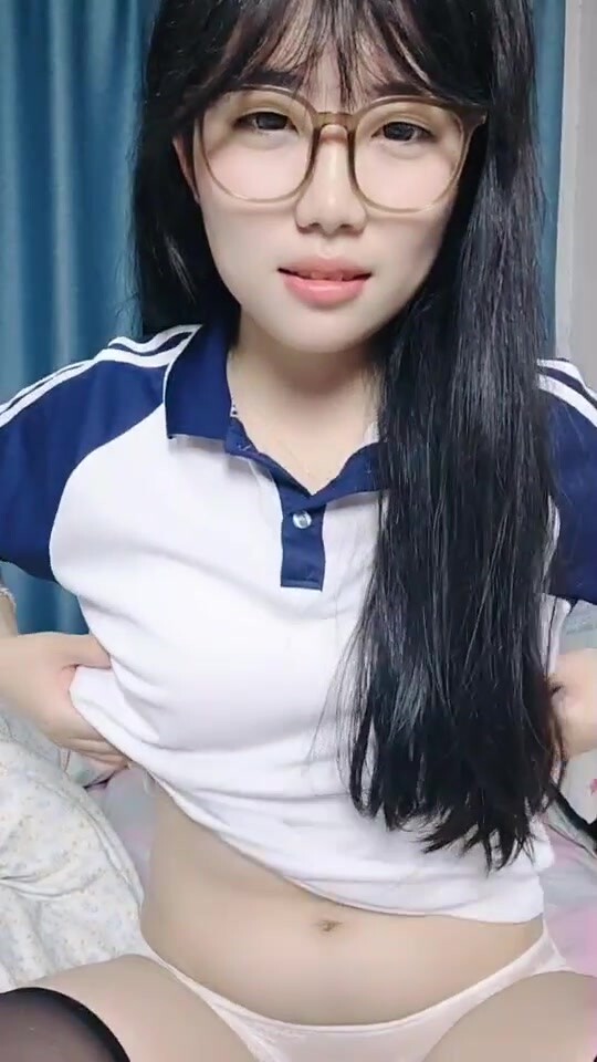 【少蘿小甜】新人學生妹！高顏值反差婊，脫到一絲不掛，身材誘人，粉嫩鮑魚水汪汪！ (2)
