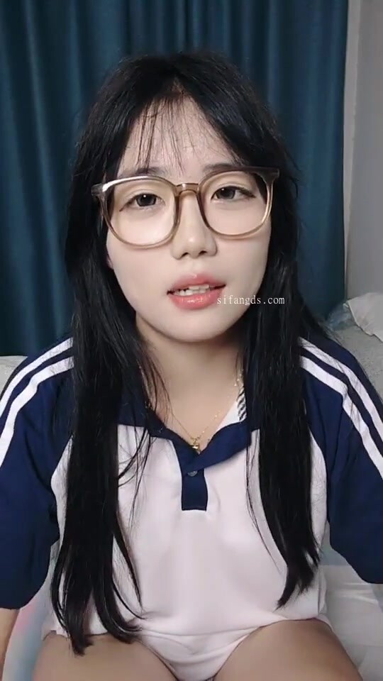 【少蘿小甜】新人學生妹！高顏值反差婊，脫到一絲不掛，身材誘人，粉嫩鮑魚水汪汪！ (1)
