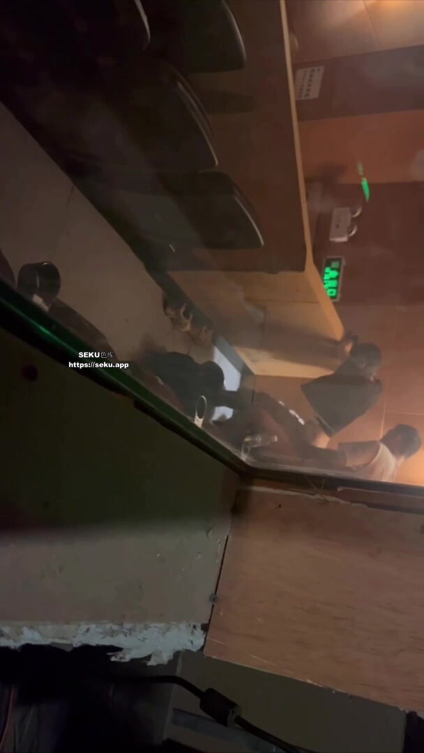 【門事件】 電影院內艹逼小情侶電影后排直接開幹，女的好騷好賤呀！