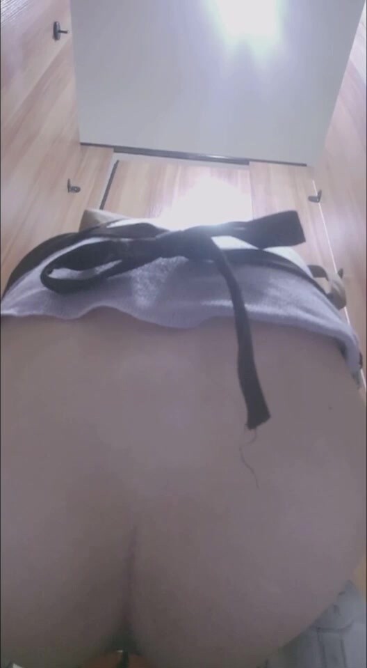 十一月新流出私房大神極品收藏商場女廁全景後拍系列黑衣小美女放個屁拉稀 (2)
