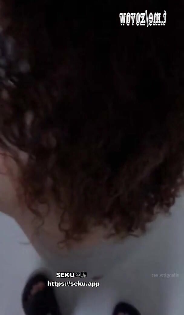 中年夫妻淫蕩的思想，竟然有亂倫情結,求了半天，媳婦終於岔開了，就這樣把腿岔開對著自己兒子，太淫蕩了！ (1)