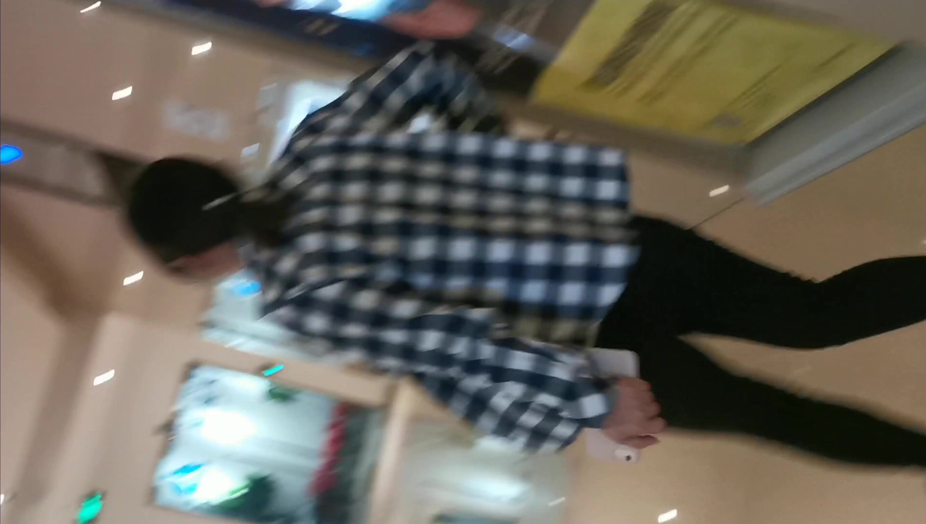 【精品廁拍】簡直色膽包天，勇闖女廁隔板縫挨個偸拍，站起身俯拍，貌似翻車被個妹子發現了