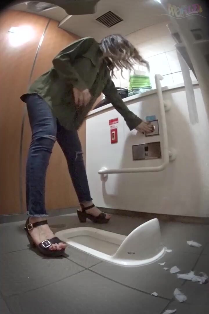 商場女廁全景偷拍眾多的小姐姐和美女職員各種姿勢噓噓各種美鮑完美展示 (4)