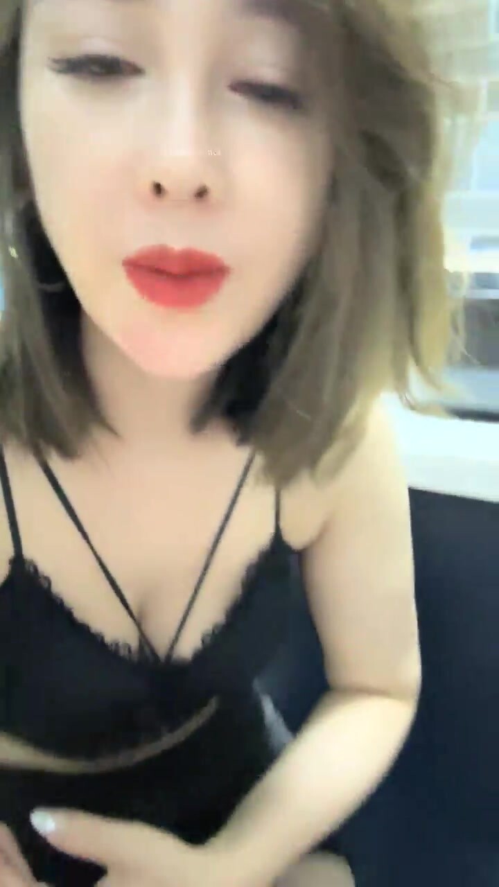 【少婦可同成可空降】極品美少婦居家全裸燒飯，這背影殺看了真心動，長得也不錯，被操爽了 (2)