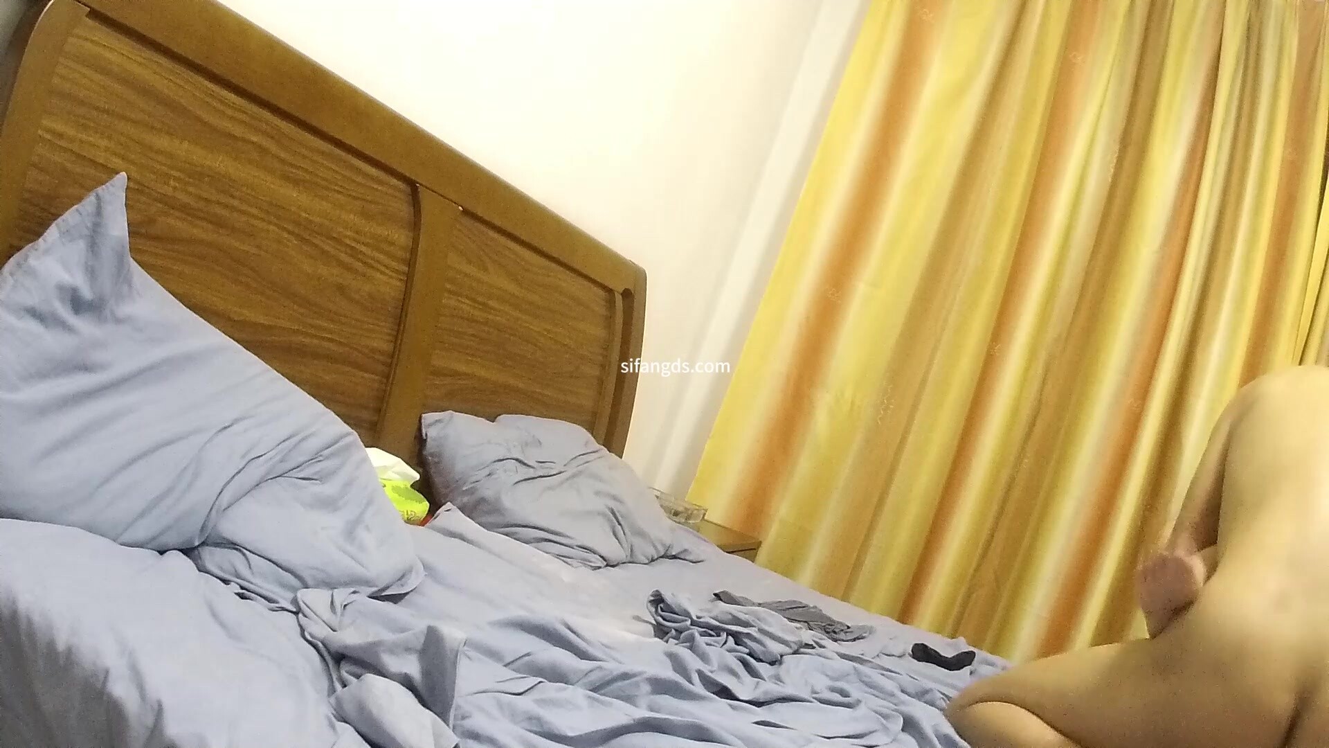 剛實習的小護士，奶子堅挺好看，沒做過幾次還是蠻緊的。給別人扎完針就跑出來挨操了 (3)