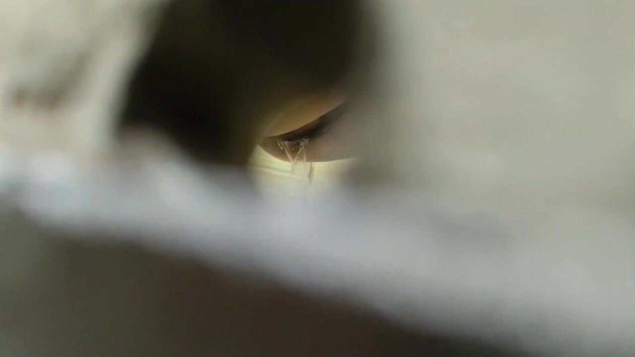十二月最新流出手持廁拍貓眼原創月經期還穿釘子褲美女太騷了