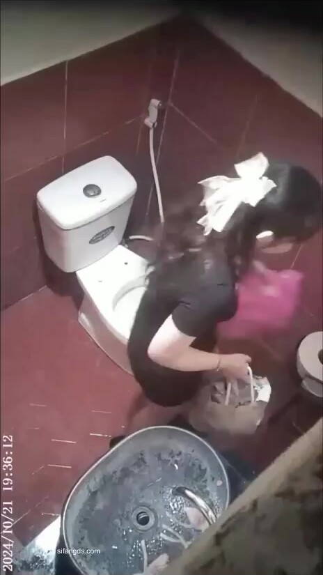 十二月新流出正面俯拍視角全景女廁偷拍 意外收穫大奶小姐姐換衣服