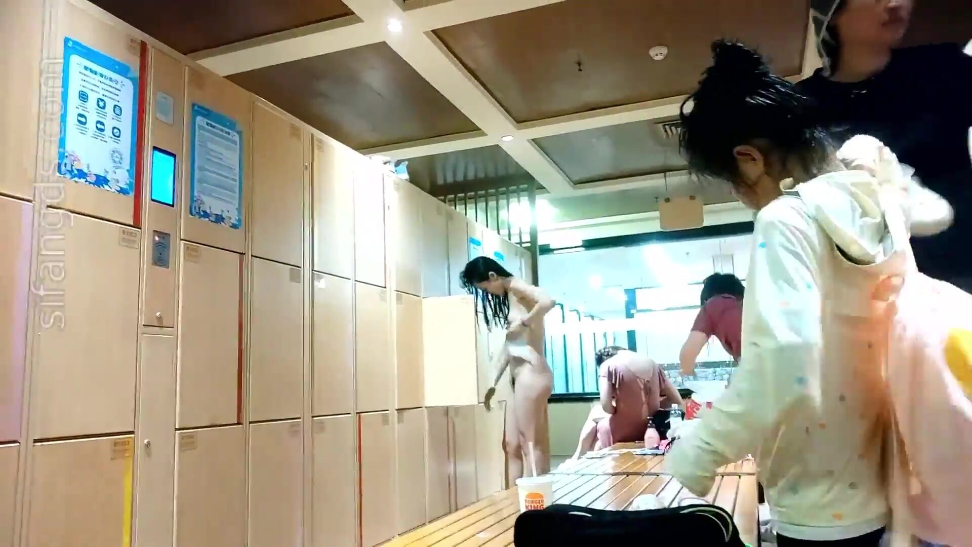 十二月新流出女偷拍客潛入國內某水上樂園~鎖身偷拍幾個年輕美女學妹更衣嬉戲